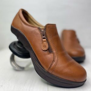Loryn Z Coil Brown Leather Women's Size 9 W Side Zip Comfort Spring Back Nursing